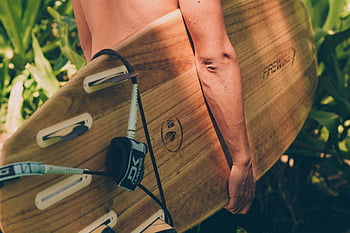 surf, surfař, Tropická zelená, letní vibrace, Dřevěný surf, detailní fotografie, osoba nesoucí surfovací prkno, svěží zeleň, letní, venkovní, Plážová aktivita