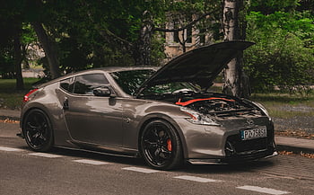 nissan kupé, Model Z, otevřená kapuce, luxusní sportovní auto, zaparkované silnice, svěží zelená oblast, elegantní design, motor auta, venkovní nastavení, automobilové fotografie, sportovní vozidlo