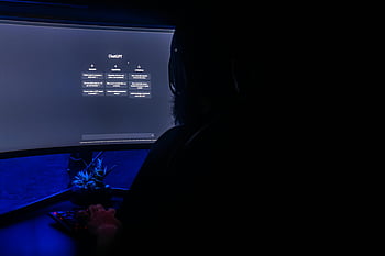 chatgpt،  شاشة الكمبيوتر،  التفاعل الرقمي،  خيال،  غرفة مظلمة،  شخص يستخدم،  منظمة العفو الدولية chatbot،  محادثة عبر الإنترنت،  تقنية،  إعداد الليل،  مستخدم الكمبيوتر