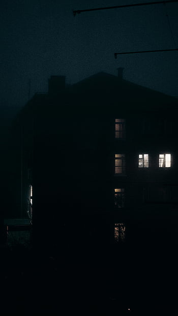 hus om natten, opplyste vinduer, mørk bybygning, mystisk nattscene, nattfotografering, urbane natt, bygningen om natten, nattlys, mørk bygning, natt scene, urbane scene