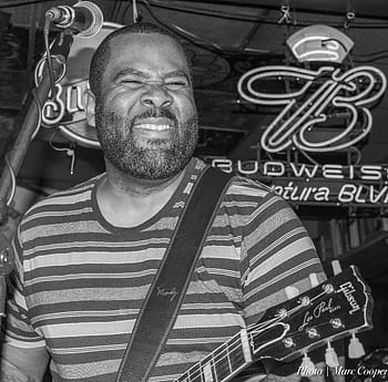 Kirk Fletcher, Blues kytarista, Černý a bílý, portrét, živá hudba, Los Angeles, Maui Sugar Mill, vousy, mikrofon, neonový nápis, kytarový popruh