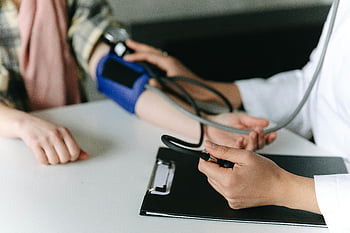 Trabajador de la salud, Medición de la presión arterial, esfigmomanómetro, Profesional médico, paciente, clínica, de cerca, estetoscopio, cuidado de la salud, Equipo medico, control de presión arterial