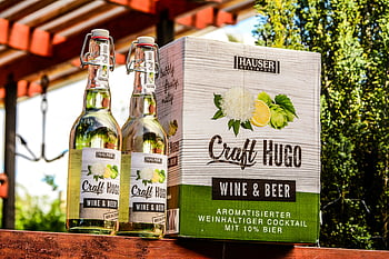Řemeslo Hugo, lahve vína a piva, Vibrující venkovní nastavení, Concepción, Chile, detailní fotografie, Hauser Weinimport, aromatizovaný koktejl, 10% pivo, venkovní scénu, obaly na nápoje, směs vína a piva