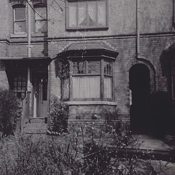 opusteny dům, fotografie ve stupních šedi, vinobraní architektura, betonový dům, Černý a bílý, stará budova, architektonické detaily, zarostlé rostliny, historický domov, městský úpadek, opuštěný majetek