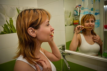 kartáčování zubů, hygiena, žena, rutiny, ranní rutina, Kartáček na zuby, odraz, zrcadlo, koupelna, zdraví, portrét