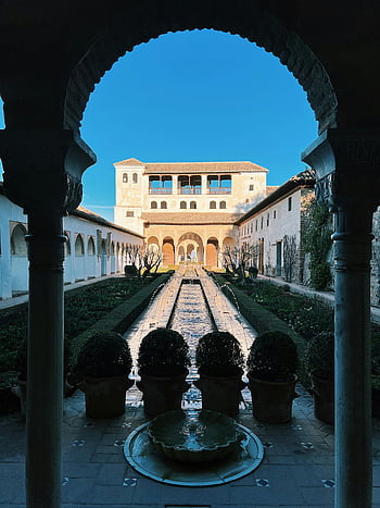 palác Generalife, granada, alhambra, Zahrady Generalife, jasné modré nebe, Španělsko, nádherný výhled, fontána, hrnkové rostliny, oblouk, nádvoří