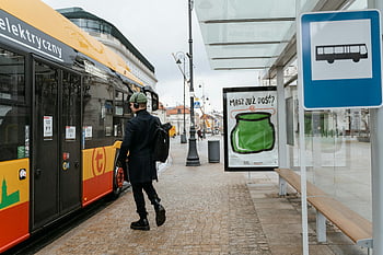 muž v černém Balzer, chůze směrem k autobusu, elektrický autobus, autobusová zastávka, město chodník, veřejná doprava, nástupní autobus, Muž s batohem, městské scény, městský život