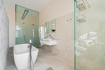 moderní koupelna, bílá vana, Skleněná sprcha, dvojité umyvadlo, Prostorná koupelna, stylová koupelna, moderní interiér, dvojitá toaleta, mramorové obklady, Design koupelny, sprchová kabina