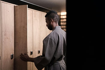 мъж в халат, съблекалня, Модерен спа, спокойна настройка, използване на шкафче, халат за баня, СПА настройка, шкафче, мъж, модерен, ведър