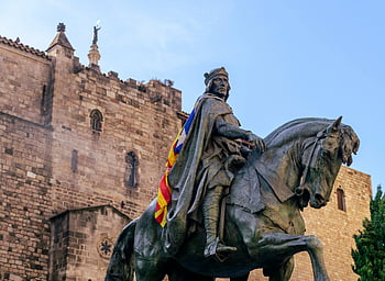 jezdecká socha, muž jezdecký kůň, Katalánská vlajka, historická katedrála, Barcelona, ​​Španělsko, bronzová socha, Venkovní památník, mezník města, kulturní dědictví, Architektonické pozadí, Středověký oděv