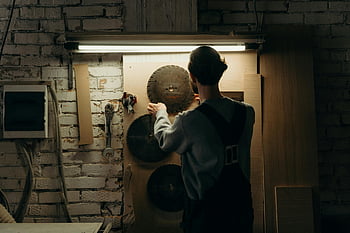 muž, dílna, kotoučová pilka, aranžovací nástroje, dílenské nástroje, kotouče pro kotoučové pily, muž v dílně, dílenské prostředí, zobrazení nástroje, Workshop Lighting, dílna na cihlové zdi