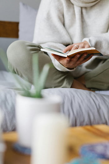 امرأة مجهول الهوية،  قراءة كتاب،  سرير مريح،  أجواء مريحة،  لحظة مسالمة،  القراءة الداخلية،  جو هادئ،  إعداد المنزل،  بيت دافئ،  قراءة المرأة،  قراءة مريحة