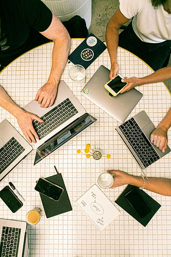 les personnes utilisant des ordinateurs portables, Collaboration de la vue d'ensemble, bureau moderne, travail d'équipe, ordinateurs portables et téléphones, Notes sur la table, espace de travail de bureau, collaboration de groupe, Technologie en fonction, cadre professionnel, pratique sur les claviers