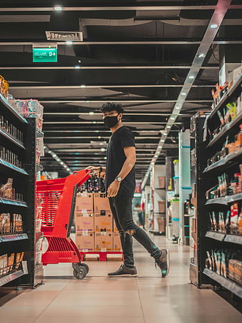 muž v masce, tlačení vozíku, supermarket, mladý muž, Nosit masku, nakupování, červený vozík, ulička, obchod s potravinami, Bezpečnostní opatření, nakupování během pandemie