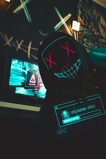 hacker, maska, nahrávání viru, Dimaly osvětlená místnost, počítačové obrazovky, černá mikina, černá a bílá čepice, Hvězdné války, neonová maska, malwaru, kybernetický útok