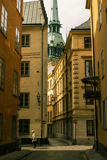 Stockholm Street Scene, historisk arkitektur, Klassiske bygninger, person walking, malerisk gade, brosten gade, europæisk by, bylandskab, gammel by, kirke tårn, gadekrydsning