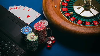 ruletový stůl, pokerové žetony, hrací karty, Kasinová kultura, detailní pohled, Kasino stůl, hazardních her, kostky, laptop, Kasino hry, kasino položky