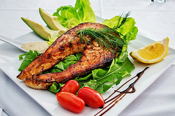 rybí salát jídlo, Grilovaný steak z lososa, avokádo, listový salát, cherry rajčata, plátek citronu, bílá deska, zdravé jídlo, salát z mořských plodů, gurmánské jídlo, čerstvé suroviny