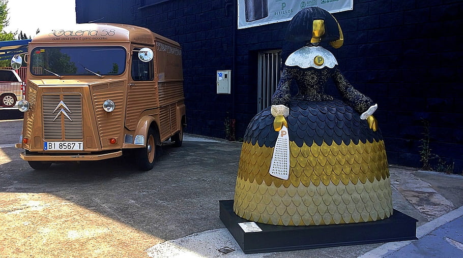 citroën hy, menina, reklamní, sochařství, vinobraní dodávka, Galerie 58, zlaté šaty, modré zdi, Venkovní displej, Španělsko, Pitillos