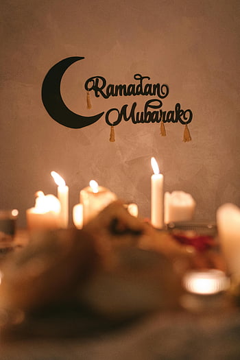 Ramadan Mubarak, candele accese, muro decorato, Atmosfera festosa, Candele incandescenti, decorazione serena, Decorazione del Ramadan, lume di candela, decorazioni murali, Celebrazione del Ramadan, Candele festose