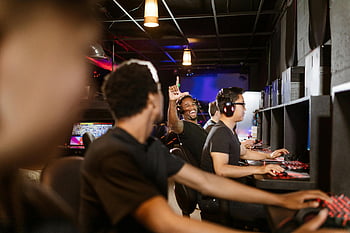 コンピューターゲームをしている男性、 興奮したゲーマー、 アーケード設定、 ランパーティー、 チームワーク、 楽しい、 ゲームイベント、 マルチプレイヤーゲーム、 コンピューターゲーム、 グループゲーム、 エスポート