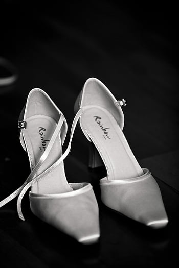 Sandali con tacco arcobaleno grigio, superficie nera, immagine in bianco e nero, eleganti scarpe da tacco alto, sfondo scuro, Rainbow Club, sandali col tacco, tacchi alti, sfondo nero, Scarpe eleganti, sandali grigi