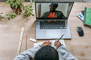 Online třída, Černý učitel, laptop obrazovky, Crop Schoolboy, videohovor, Student Poznámky, online učení, vzdělávací technologie, vzdálené vzdělávání, Virtuální učebna, Studium školáka