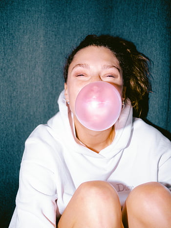 donna, soffiando, gomma da masticare, grande bolla, felpa con cappuccio casual, impostazione interna, avvicinamento, donna sorridente, Abbigliamento casual, Foto interno