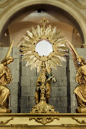 Zlatá monstrance, sochy anděla, Nastavení kostela, duchovno, náboženství, Symetrická fotografie, Hostitel ve zlatě, náboženské umění, posvátné objekty, Církevní výzdoba, Zlaté andělé