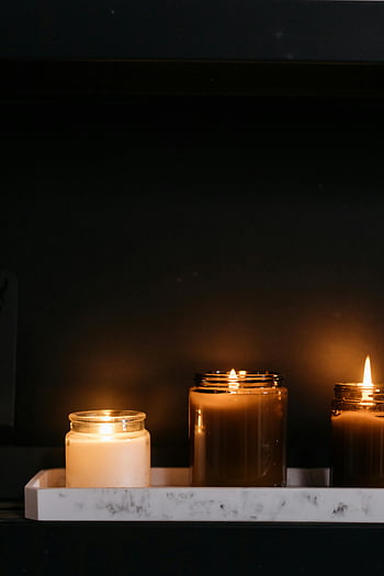 bougies, plateau en marbre, Chaleureuse chandelle, ambiance confortable, fond sombre, bougies allumées, bocaux à bougies, aux chandelles, plateau, ambiance, décor