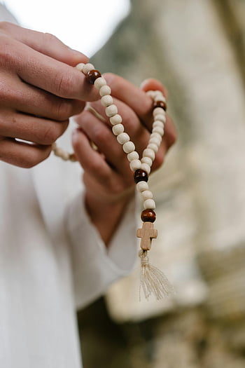 rozenkrans, Handen die rozenkrans vasthouden, geloof, geestelijkheid, detailopname, kralen, kruis, gebed, religieus, houten rozenkrans, witte kralen