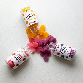 Cbd Gummies, plastové nádoby, Barevné CBD Gummies, Studio Flat Lay, rozlití gumiček, Produkty CBD, Binoid CBD, Doplňky CBD, CBD Edibles, plochá laická fotografie, CBD gumoví medvědi