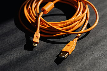 καλώδιο πορτοκαλιού USB, μαύρη επιφάνεια, πλάγια όψη, Σκιασμένες λεπτομέρειες, σκούρο φόντο, Τεχνικά θέματα, καλώδιο φορτιστή πορτοκαλιού, καλώδιο USB, τεχνολογικά αξεσουάρ, πορτοκαλί καλώδιο, σκοτεινή επιφάνεια