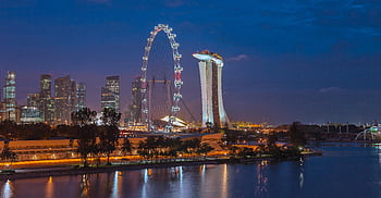 Singapore, vista notturna, sabbie della baia del porticciolo, ruota panoramica, luci della città, riflesso d'acqua, orizzonte, paesaggio urbano, skyline notturno, Singapore Cityscape, paesaggio urbano notturno