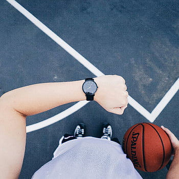 giocatore di pallacanestro, orologio analogico rotondo nero, polso sinistro, tenendo il basket, mano destra, campo all'aperto, pallacanestro spalding, orologio da polso, gli sport, pallacanestro, sport all'aperto