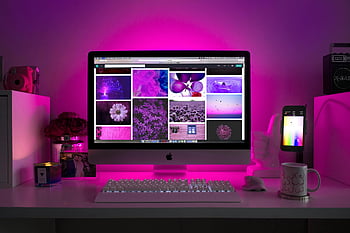 ασημί imac, φωτογραφίες κολάζ, σύγχρονη εγκατάσταση γραφείου, φωτισμό νέον, πολύχρωμες εικόνες, επιτραπέζιος υπολογιστής, ζωντανός χώρος εργασίας, τεχνολογία αισθητική, γραφείο στο σπίτι, Ψηφιακή οθόνη τέχνης, φωτισμός περιβάλλοντος