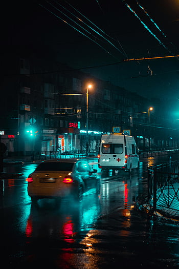 noční městská ulice, mokré dlažby, Jedoucí auta, bílý minivan, noční scénu, světla města, odrazný povrch, deštivá noc, pouliční osvětlení, Prodejna SPAR, náladová atmosféra