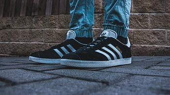 adidas gazelle, ασπρόμαυρα αθλητικά παπούτσια, αστικό πεζοδρόμιο, Λεπτομερής κοντινή, μοντέρνα πάνινα παπούτσια, παπούτσια adidas, μαύρα πάνινα παπούτσια, λευκές ρίγες, στυλ δρόμου, περιστασιακά υποδήματα, αστική μόδα