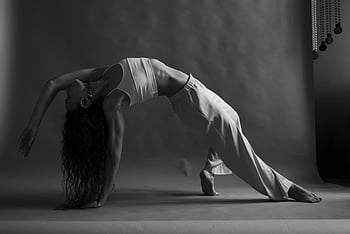 bianco e nero, donna flessibile, posa yoga, Studio monocromatico, fitness, flessibilità, grazioso, impostazione in studio, fotografia in bianco e nero, yoga, Flessibilità della donna