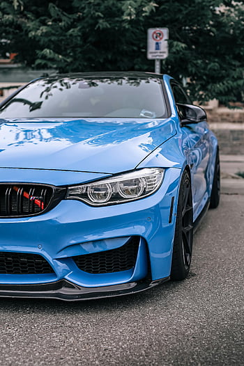 Kék BMW M4, parkoló, kék sportkocsi, modern autóipari tervezés, szabadtéri parkolás, kék autó, bmw m4, sportkocsi, autóipari tervezés, parkolt autó, kültéri autó