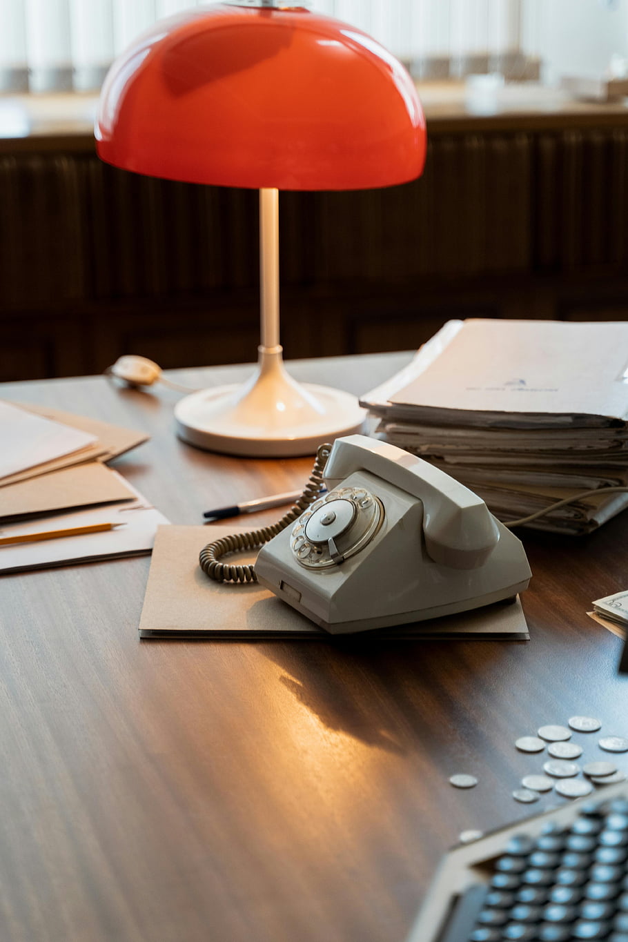 retro stůl, rotační telefon, červená lampa, Klasická kancelář, vinobraní telefon, nastavení stolu, kancelář vibrace, dokumentů, mince, psací stroj, pero