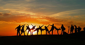 silhouette coucher de soleil, heure d'or, groupe de personnes, coucher de soleil dynamique, unité, joie, scène en plein air, photographie de nature, photographie de voyage, aventure, travail en équipe