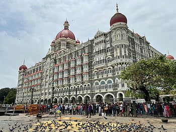 taj mahal palota hotel, mumbai, nyüzsgő tömeg, galambok, ikonikus épület, utcai jelenet, turisztikai attrakció, történelmi építészet, India, úti cél, városi Tájkép