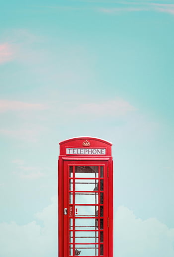 červené telefonní budky, Londýn, modrá obloha, Minimalistická fotografie, čisté nebe, Vintage telefonní buňka, britská kultura, městské krajiny, venkovní fotografie, kultovní mezník, červený stánek