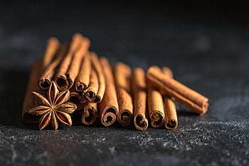 kaneli, kanelitangot, tähtianis, valikoiva tarkennus, lähikuva, tumma pinta, kuvioitu pinta, lämpimät maut, aromaattiset mausteet, maustevalokuvaus, elintarvikkeiden valokuvaus