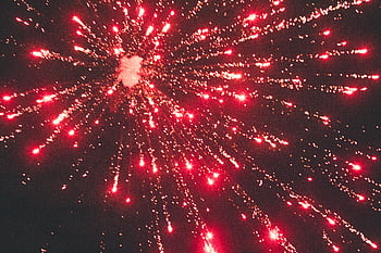 Feuerwerk, Nachthimmel, Hellrot, visuelles Spektakel, farbiges Feuerwerk, dunkler Himmel, explodierende Feuerwerke, atemberaubendes Display, Nachtfeuerwerk, rote Funken