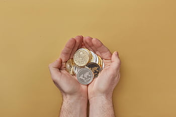 cryptocurrency-munten, gouden munten, zilveren munten, digitale financiering, Moderne financiering, Handen die munten vasthouden, gele achtergrond, close-up foto, Financiële activa, investering, Crypto -activa