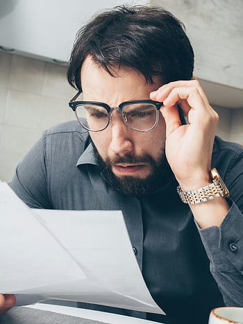 økonomisk stress, mann med briller, økonomiske papirer, bekymring, innendørs kontor, papirer, økonomiske problemer, seriøs, konsentrasjon, eyewear, lesning