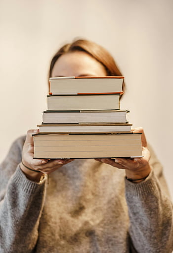 žena, Stoh knih, Útulné čtení, Vnitřní nastavení, Držení knih, Útulná atmosféra, prostředí čtení, milovník knihy, Indoor Reading, kniha zásobníku, Útulné vnitřní