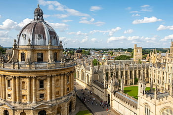 Oxfordská univerzita, Bodleian knihovna, klasické architektury, slunečný den, Částečně zakalená obloha, letecký pohled, Oxford, Spojené království., Srpen 2019, historické budovy, kopulovitá konstrukce